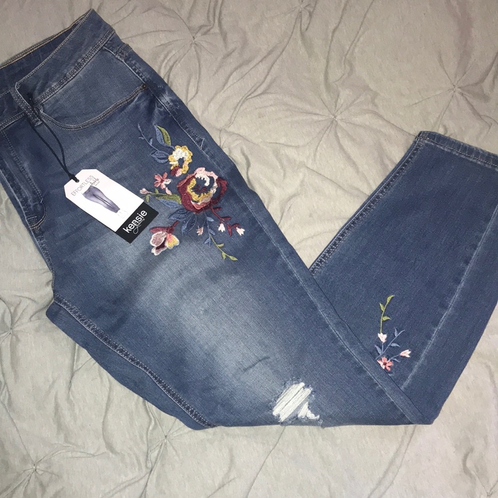 NWT Embroidered Kensie Jeans with tags